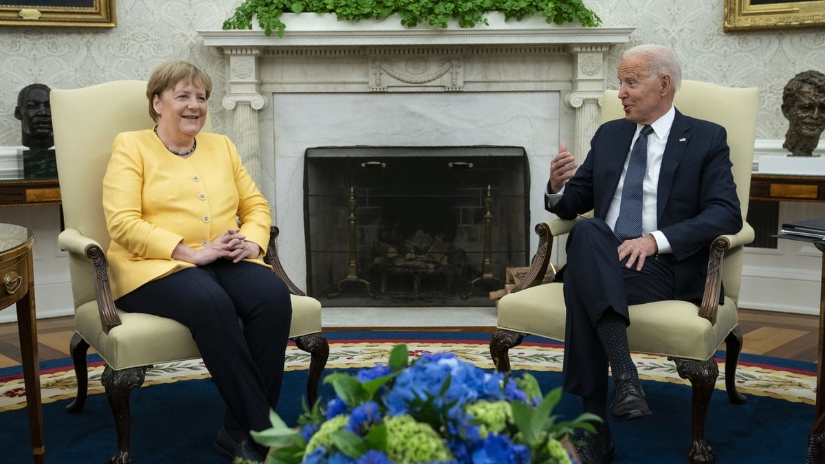 Merkelová se loučila v Bílém domě. Bidenovi Nord Stream za rozkmotření s Němci nestojí